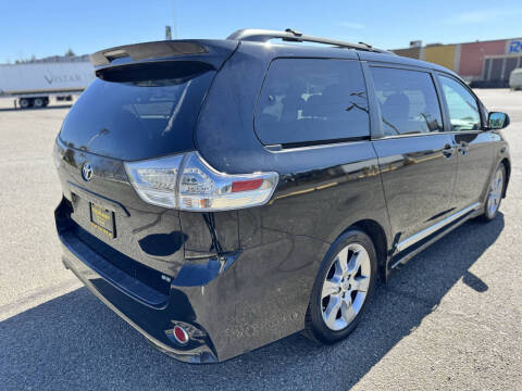 2012 Toyota Sienna SE 8-Passenger