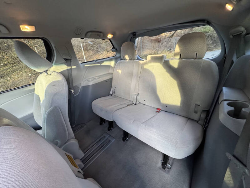 2013 Toyota Sienna LE 8-Passenger