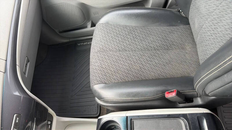 2012 Toyota Sienna SE 8-Passenger