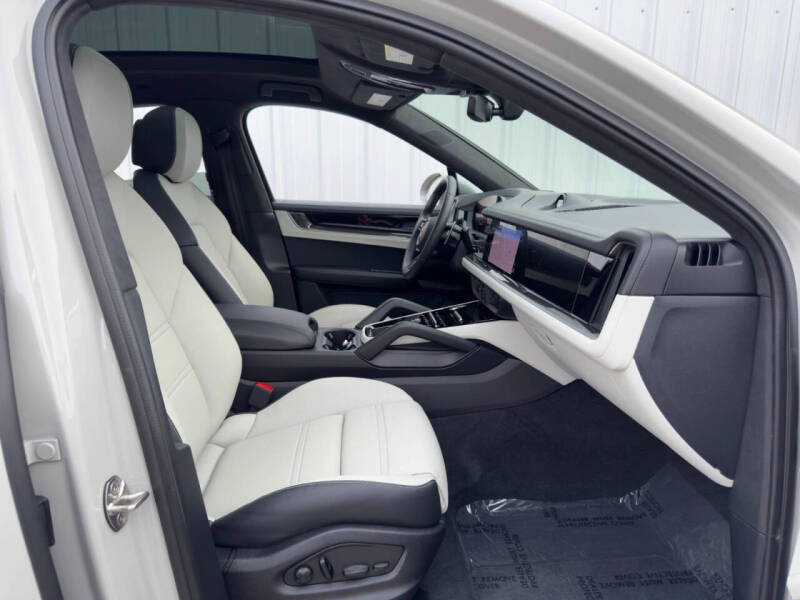 2024 Porsche Cayenne Turbo E-Hybrid Coupe