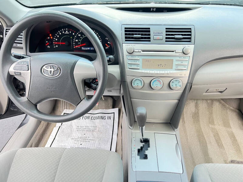 2009 Toyota Camry LE photo 19