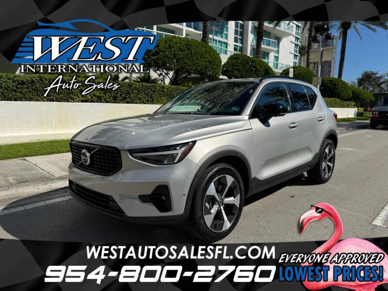 2025 Volvo XC40 B5 Plus Dark Theme