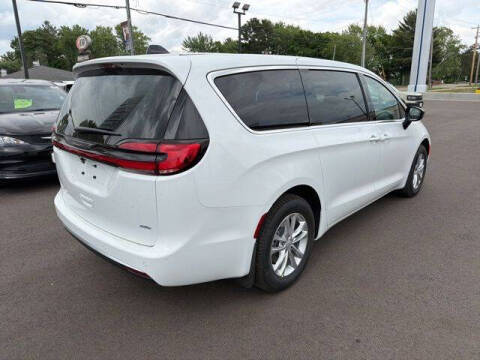 2027 Chrysler Pacifica Select
