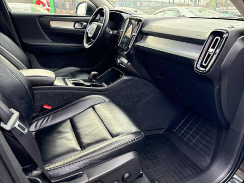 2022 Volvo XC40 T5 Momentum