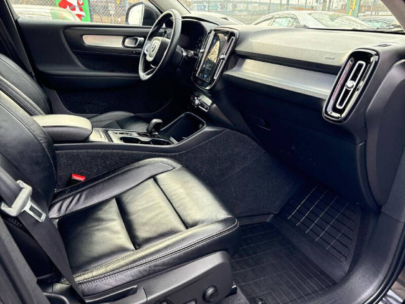 2022 Volvo XC40 T5 Momentum