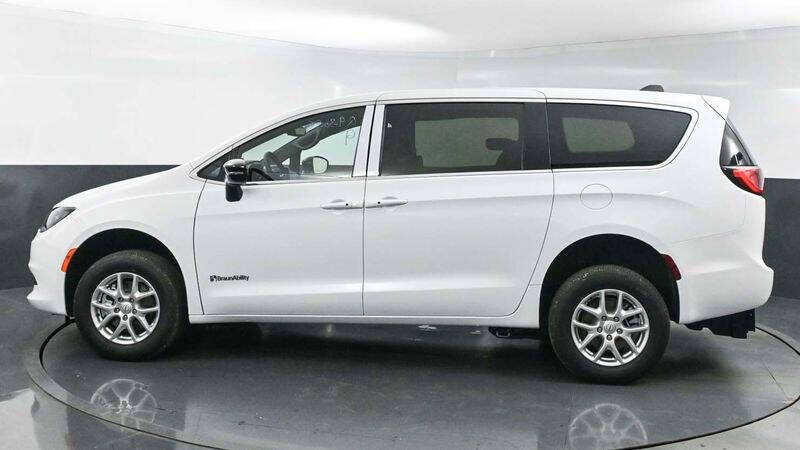 2025 Chrysler Voyager LX