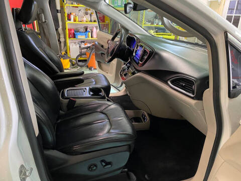 2017 Chrysler Pacifica Touring-L Plus