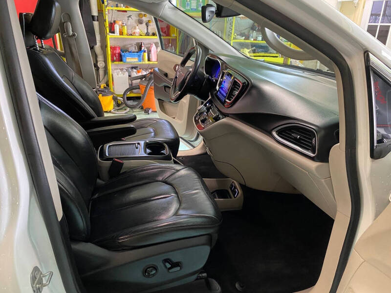 2017 Chrysler Pacifica Touring-L Plus