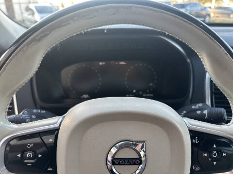 2017 Volvo XC90 T6 Momentum