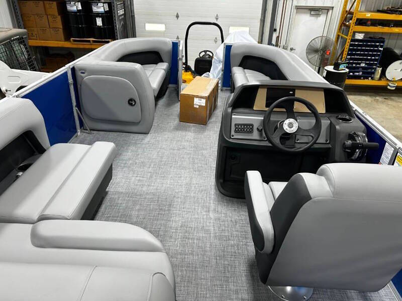 2026 Sun Tracker Party Barge 18 DLX