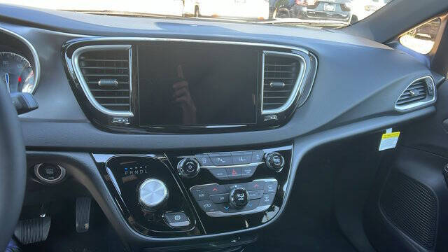 2026 Chrysler Voyager LX