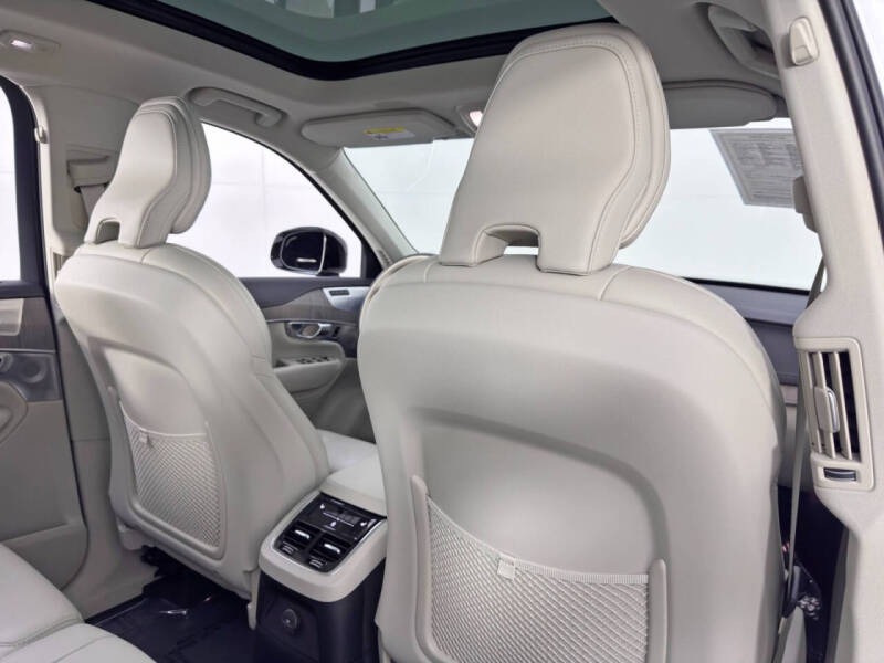 2023 Volvo XC90 Recharge T8 Ultimate Dark Theme