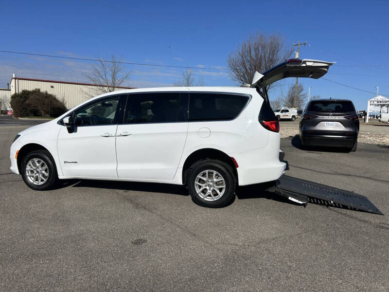 2023 Chrysler Voyager LX