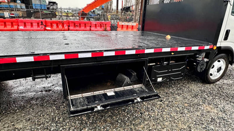 2015 Isuzu NRR  23' Flatbed + Lift Gate