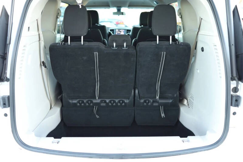 2022 Chrysler Voyager LX