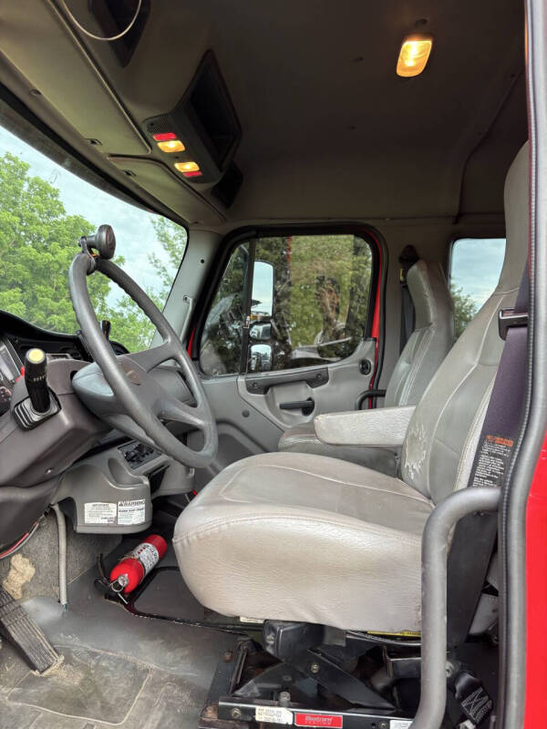 2007 Freightliner M2106 Rollback