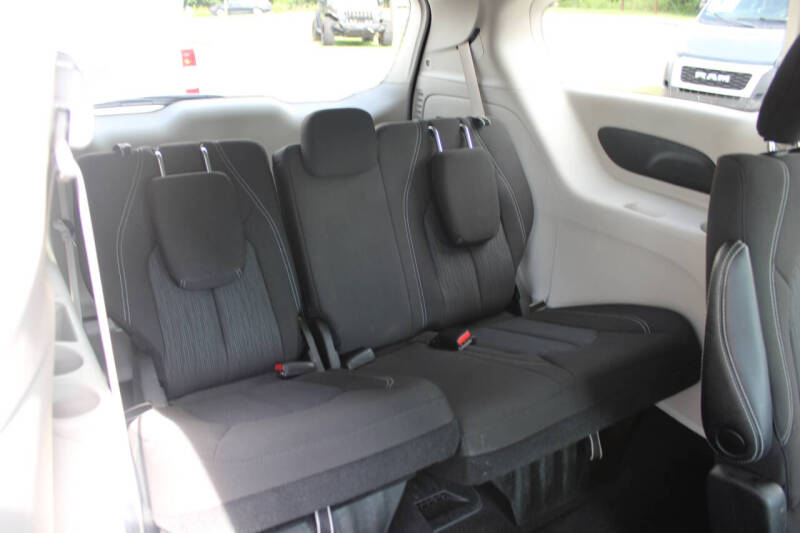 2022 Chrysler Voyager LX