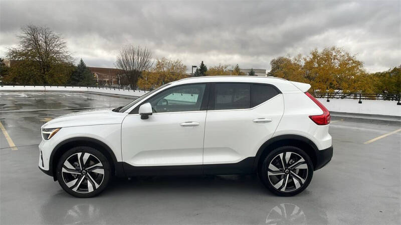 2025 Volvo XC40 B5 Plus Bright Theme