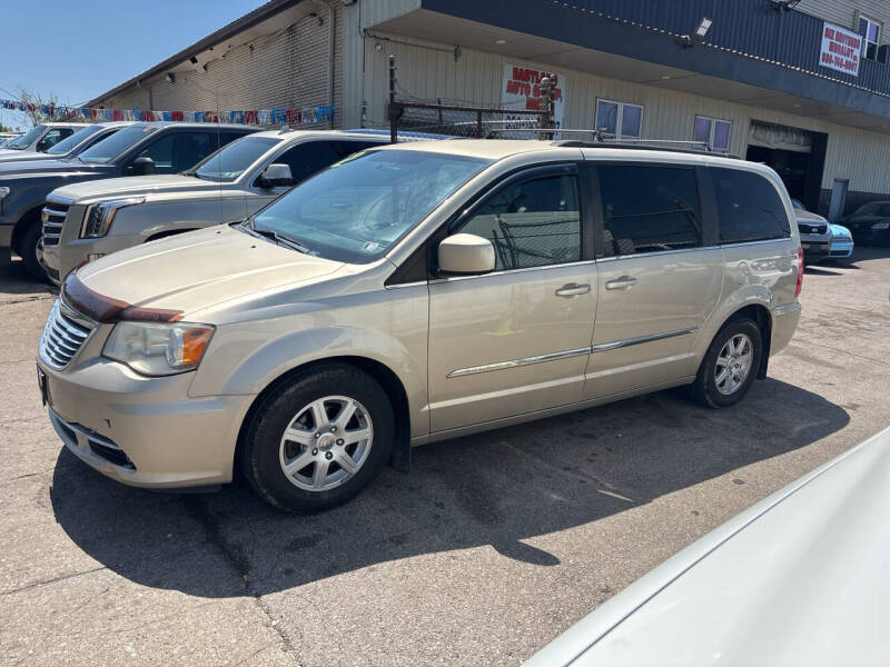 2012 Chrysler Town & Country Touring's photo