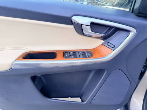 2016 Volvo XC60 T5 Drive-E Platinum