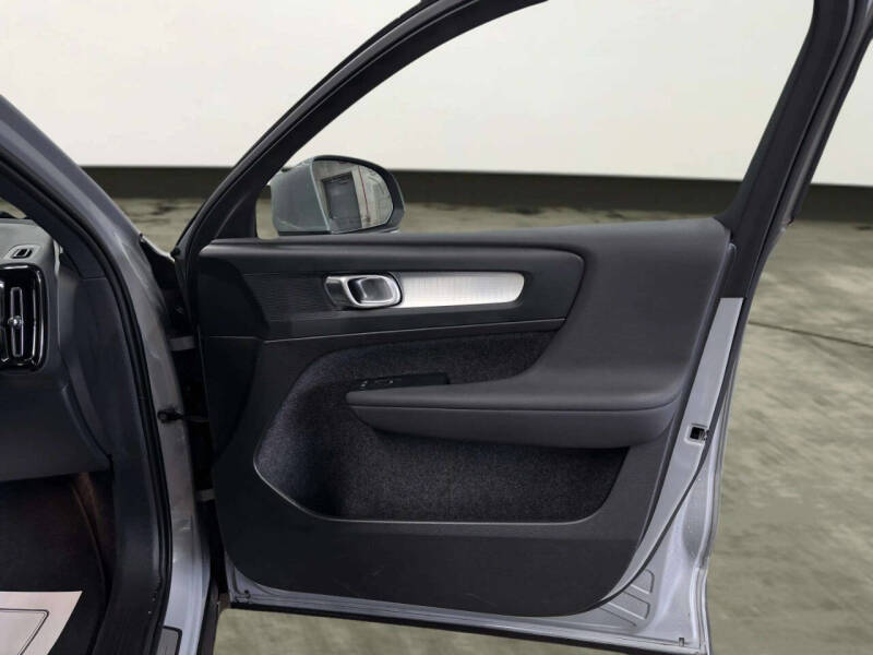 2024 Volvo XC40 B5 Core Dark Theme