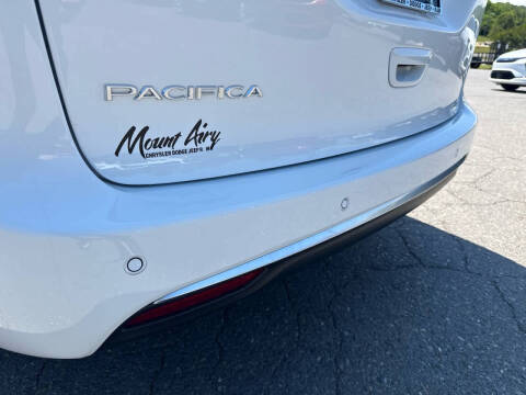 2027 Chrysler Pacifica Select