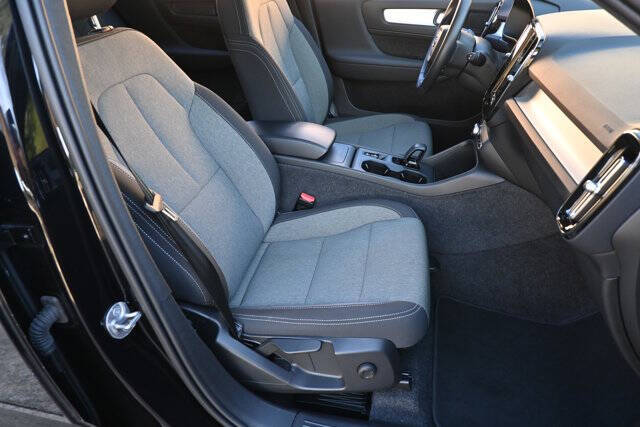 2025 Volvo XC40 B5 Core Bright Theme