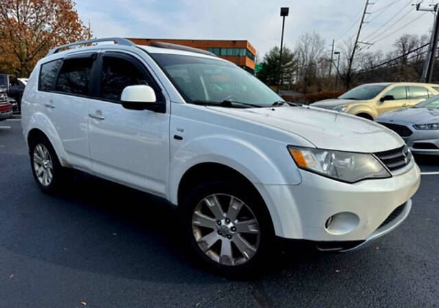 2008 Mitsubishi Outlander for sale at QUEENSGATE AUTO SALES in York, PA