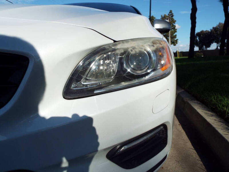 2016 Volvo V60 T6 R-Design Platinum