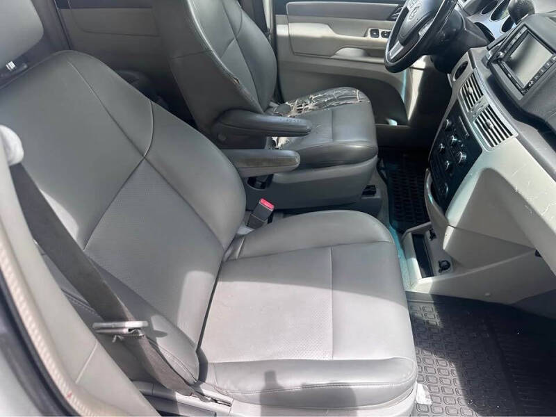 2011 Volkswagen Routan SE