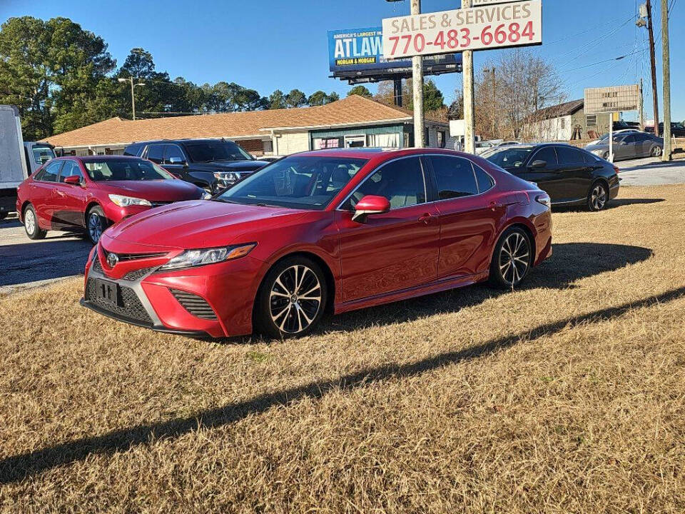 2019 Toyota Camry SE's photo