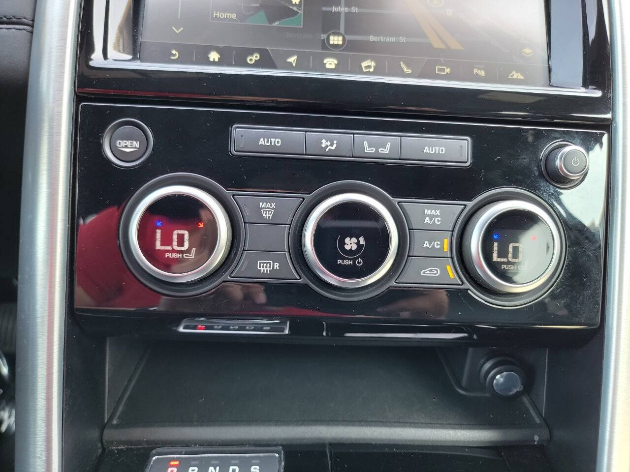 2017 Land Rover Discovery  - $29,900