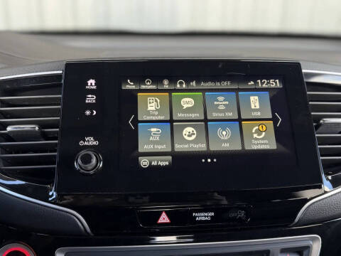 2022 Honda Pilot Touring w/Rear Captain's Chairs