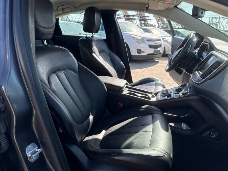 2017 Chrysler 200 Limited