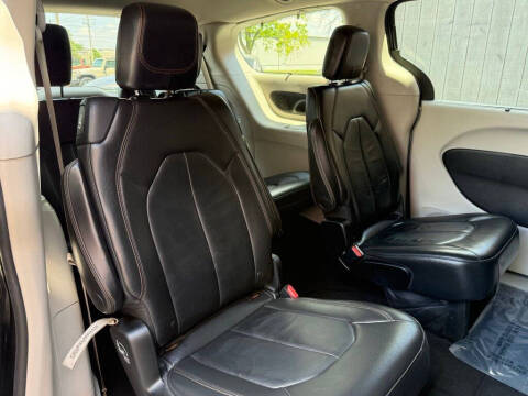 2017 Chrysler Pacifica Touring-L