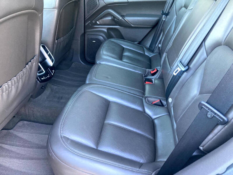 2017 Porsche Cayenne Platinum Edition