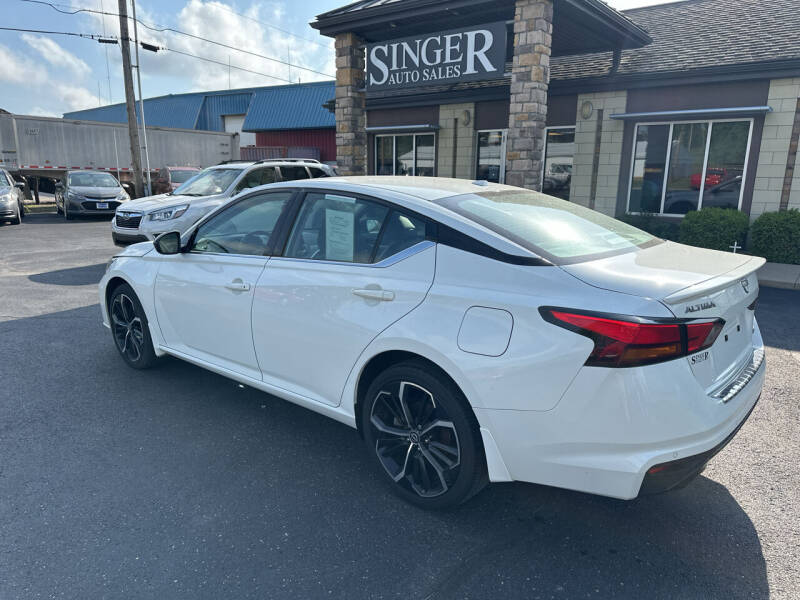 2023 Nissan Altima SR photo 3