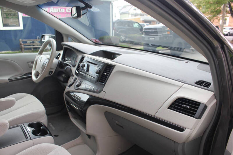 2014 Toyota Sienna LE 7-Passenger Auto Access Seat