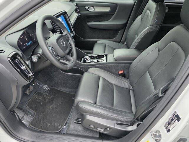 2024 Volvo XC40 B5 Plus Dark Theme