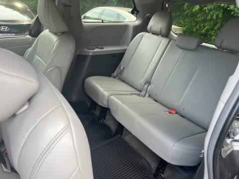 2017 Toyota Sienna XLE 7-Passenger Auto Access Seat
