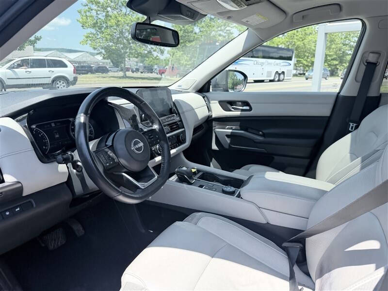 2022 Nissan Pathfinder SL