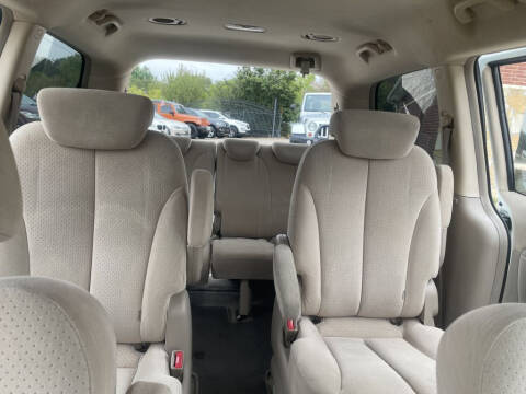 2007 Hyundai Entourage GLS