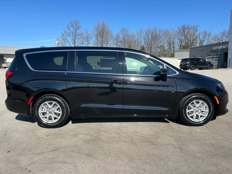 2025 Chrysler Voyager LX