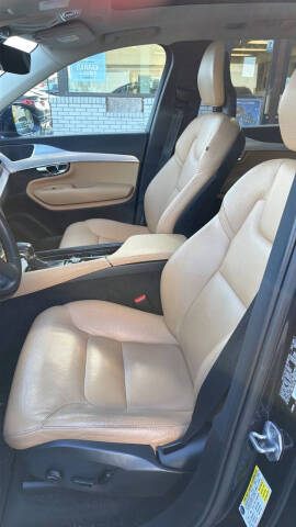 2016 Volvo XC90 T6 Momentum