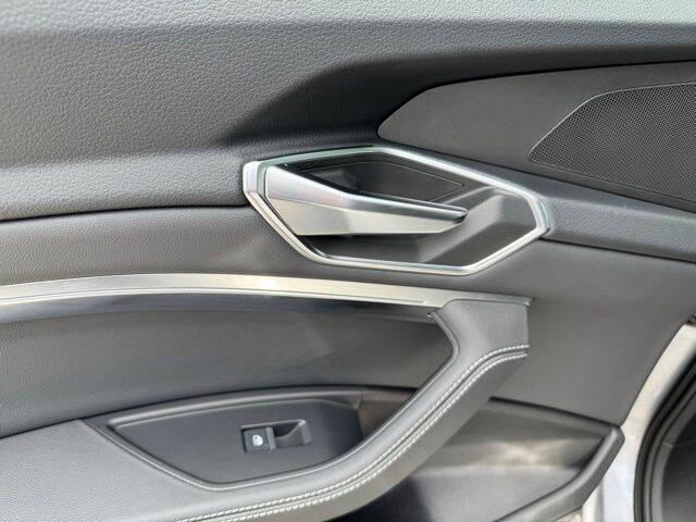 2022 Audi e-tron quattro Premium