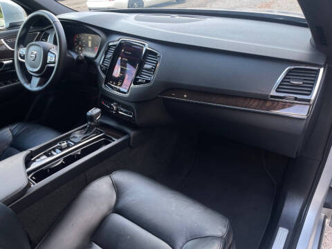 2016 Volvo XC90 T6 Momentum