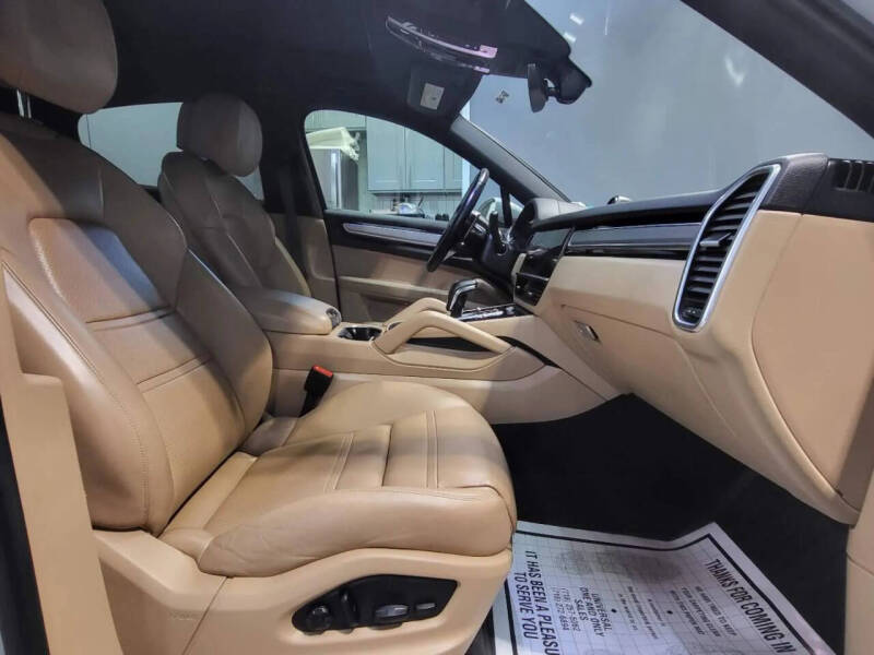 2023 Porsche Cayenne Coupe Platinum Edition