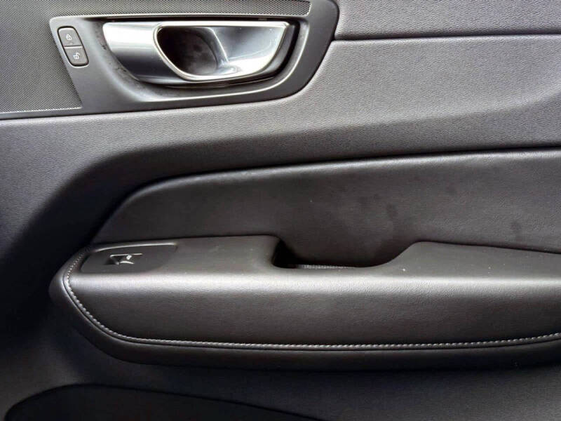 2025 Volvo XC60 B5 Plus Dark Theme