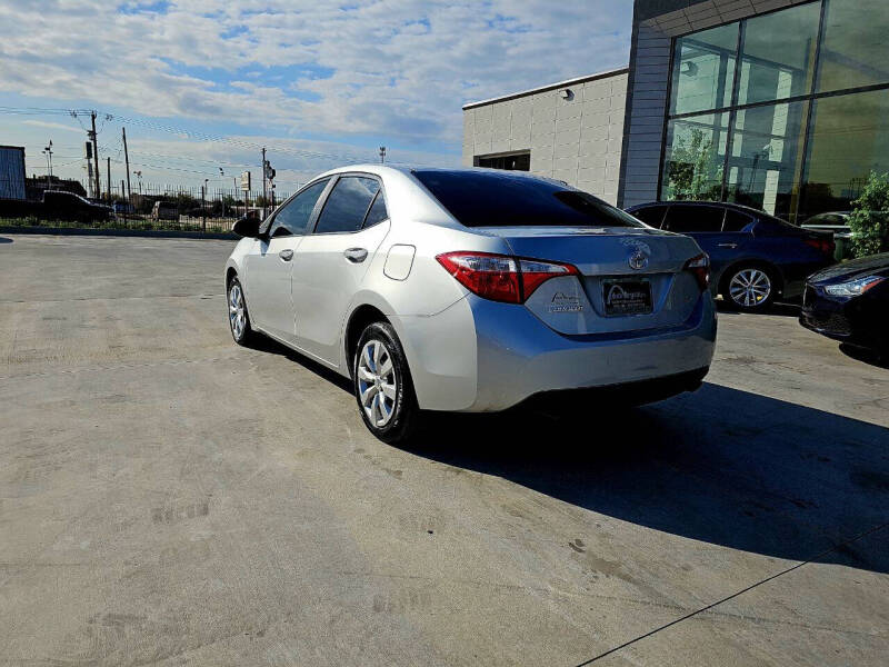 2015 Toyota Corolla LE photo 3