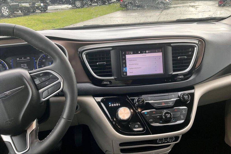 2023 Chrysler Voyager LX